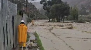 Río La Paz se desborda e inunda única vía hacia Mallasa y cortan el tráfico vehicular
