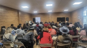 John Arandia y Casimira Lema destacan el libro “Contra viento y marea” en la feria del libro de El Alto