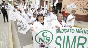 Médicos anuncian paros escalonados contra jubilación forzosa y advierten que no caerán en el cansancio gubernamental