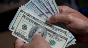 Aún escasea el dólar y el precio de venta se mantiene en 8,40 bolivianos