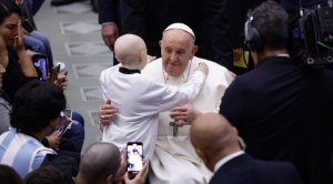 Por salud, el Papa prefirió no leer su discurso, pero saludó a muchas familias y niños