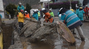 Reportan desborde de ríos en zona Sur de La Paz, con zonas anegadas y calles llenas de lodo