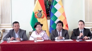 Embajada de Bolivia en Paraguay logra que brigada de salud atienda a choferes que esperan diésel