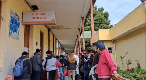 Después de 3 días de paro, pacientes hacen largas filas en busca de fichas en el Hospital de Clínicas
