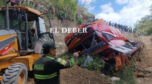 Sube a 7 los fallecidos en embarrancamiento de un bus que se dirigía de Potosí a Santa Cruz 1