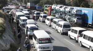 Juntas escolares de Sacaba bloquean carretera que conecta Cochabamba con Santa Cruz 1