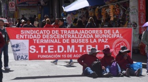 Dos protestas hacen colapsar, nuevamente, el tráfico en el centro de La Paz 