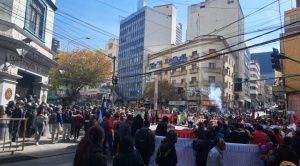 Profesores y trabajadores de salud protestan en contra de la situación de la CNS y exigen la destitución del gerente general 1
