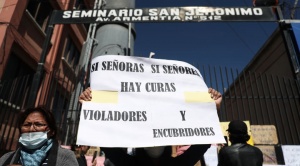 Fotografía de archivo del 18 de mayo de 2023 de varias personas que protestan en contra de la Iglesia Católica por casos de presunta pederastia, en las puertas del seminario San Jerónimo, en La Paz. Foto: EFE 1