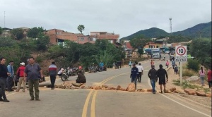 Continúa el bloqueo en los valles  cruceños, el director de la ANH  se reúne con dirigentes de agricultores 1