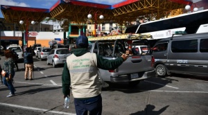 En la mañana de este lunes se registraron largas filas de vehículos en algunos surtidores  1