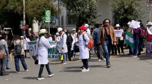 Médicos de la seguridad social protestan y exigen la destitución de gerente de la CNS 1