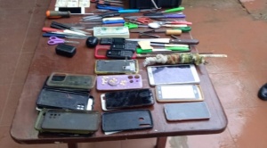 Policía decomisa armas blancas y celulares en requisa en el penal de Palmasola 1