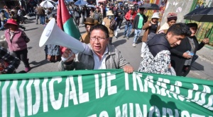 Gremiales marchan por el centro paceño por la falta de dólares y contra dos normas 1