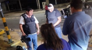 Asociaciones de periodistas, indignadas porque  un policía ofreció 100 dólares para  “resarcir” a reporteros agredidos 1