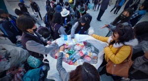 Alcaldía realizó una feria por el Día Mundial del Reciclaje en la plaza Abaroa 1