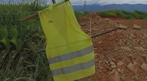 En las áreas de trabajo de la minería aurífera de la comunidad Milliscuni, en Mayaya, hay chalecos a modo de señalizar el camino. Foto: La Nube 1