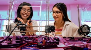 Crece la participación femenina en tecnología, pero persisten las desigualdades 1