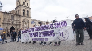 Sector salud cumple un paro de 24 horas y marchan en el centro paceño 1