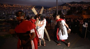 Creyentes representan el vía crucis de Jesús en un recorrido de dos horas 1