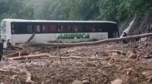 Un bus quedó atrapado en mazamorra tras derrumbe en la carretera Santa Cruz-Cochabamba 1