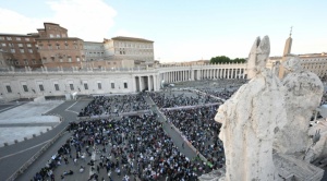 Más de 30.000 personas esperan la primera fumata en la Plaza de San Pedro 1