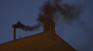 La primera fumata negra del cónclave para elegir al sucesor de Francisco se hizo esperar 1