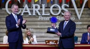Josep Borrell llega a Tarija tras recibir el Premio Europeo Carlos V de manos del Rey de España 1