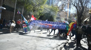 Marcha evista rompe anillos de seguridad; la Policía gasifica e impide su llegada al TSE 1
