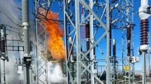 Zonas de La Paz quedaron temporalmente sin luz por incendio en planta eléctrica de Milluni 1