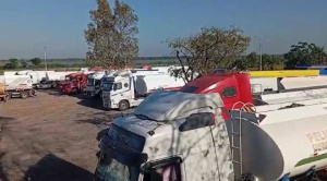 Cisterneros denuncian que YPFB  empezó a rescindir contratos luego  de que iniciaron el paro en Santa Cruz 1