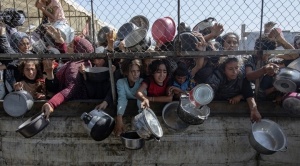 La desesperación se extiende en Gaza: civiles asaltan camiones de ayuda ante la escasez de comida 1