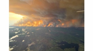 Cientos de incendios forestales avanzan en Canadá, su humo llega a EEUU y Europa 1