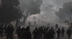 Policías usan gases lacrimógenos y desbloquean puente Khora en Vinto  1