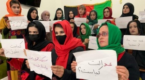 Mujeres periodistas afganas describen la vida bajo la misoginia de los talibanes