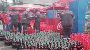 En el Día Mundial del Reciclaje, Fundación Coca-Cola de Bolivia intercambia botellas plásticas por retornables de vidrio