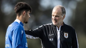 Uruguay tiene 13 jugadores “en capilla”, Bielsa arma dos equipos