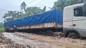 Debido a los derrumbes, buses de La Paz optan por la carretera antigua a Santa Cruz