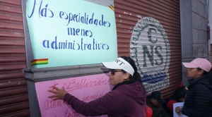 ¡“Nos dan solo paracetamol”: Maestros exigen renuncia del administrador de la CNS