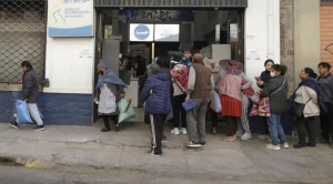 Emapa restringe venta de aceite a un litro por persona al mes y provoca protestas en los compradores