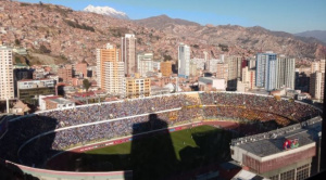 Unas 30 mil personas hacen la fiesta del clásico y homenajean a Vargas