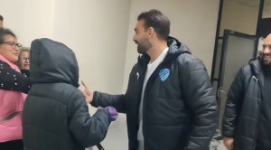 En el aeropuerto, Cauteruccio se gana los primeros corazones celestes 
