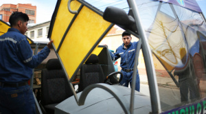 El "Katari MRC5", el auto eléctrico hecho por estudiantes con batería de litio boliviano