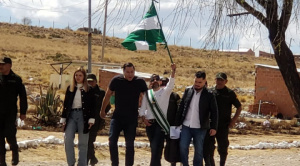 Camacho sale del penal de Chonchocoro, con la banda y la bandera cruceña en mano