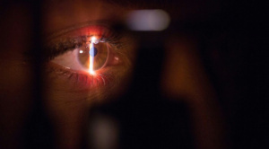 Implante ocular devuelve la visión a personas ciegas que sufren mácula