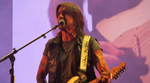 Juanes pone a cantar y suspirar al público en la altitud de La Paz
