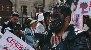 Una “manifestación zombi” recorre el centro de La Paz y protesta contra crisis y corrupción