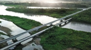 Puente que une a Cochabamba con Santa Cruz presenta daños; el paso está restringido
