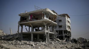 Pese al alto al fuego, Israel ataca una escuela y un hospital en Gaza y mata a 104 personas