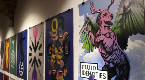 Una muestra con más de 400 carteles en Bolivia defiende que la IA no reemplaza el talento